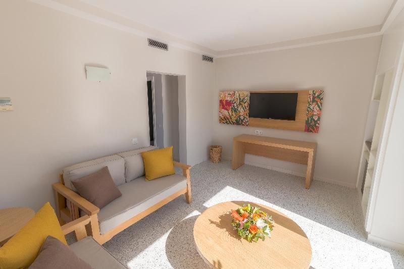 Family Room with Balcony,1278821446:JPEG