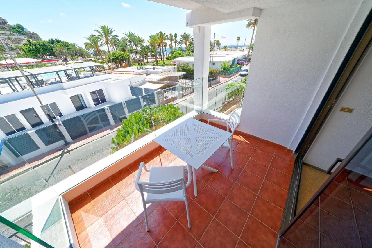 One-Bedroom Apartment Balcony,1322571463:JPEG