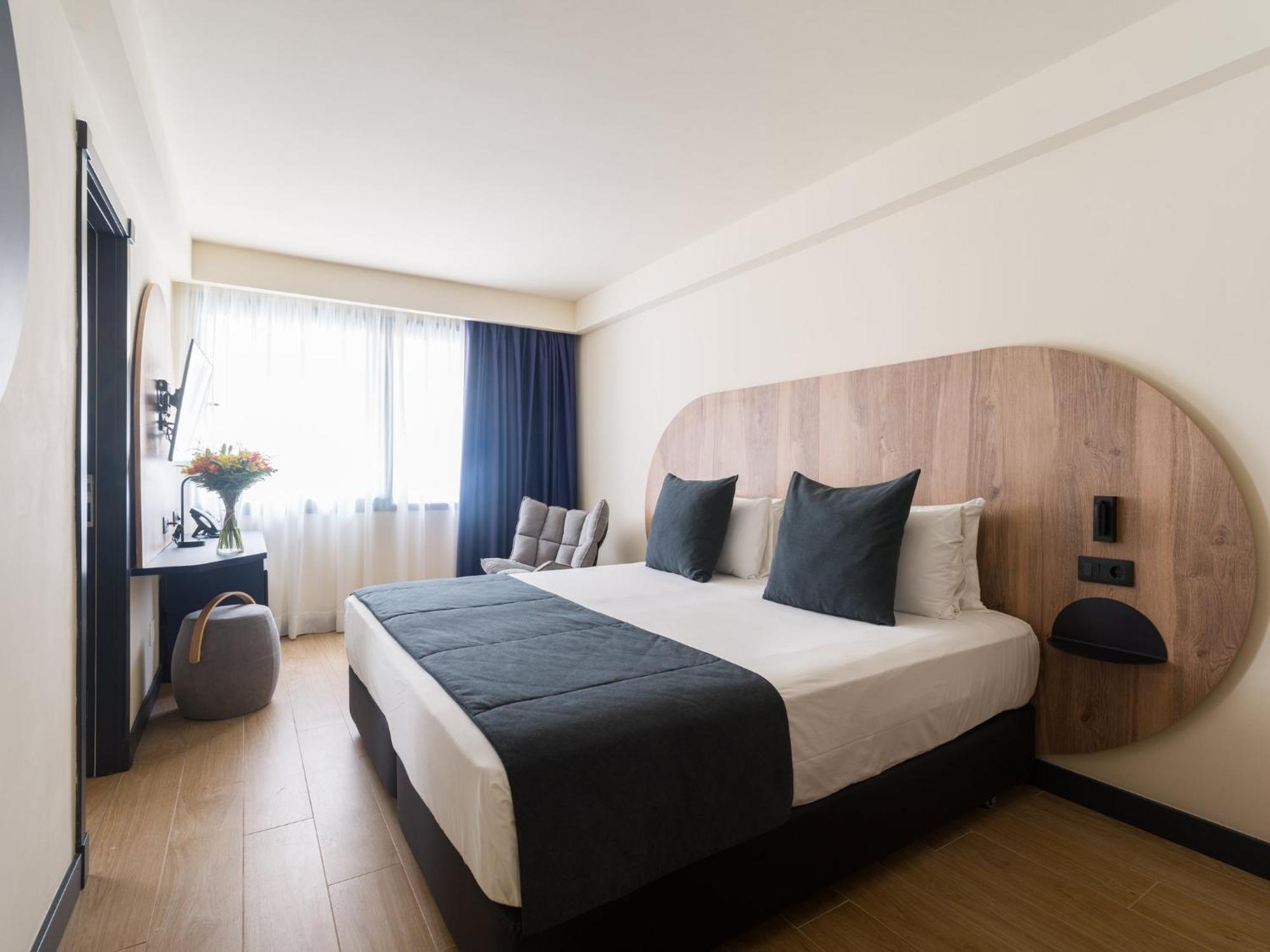 Double or Twin Room with Sea View
